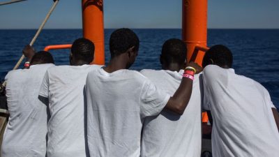Deutsche Marine rettet 90 Flüchtlinge 130 Kilometer vor Libyens Küste – nach Italien gebracht