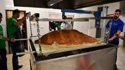 Von Londons Muslimen gebacken: Mit einer Riesen-Teigtasche ins Guinness-Buch der Rekorde