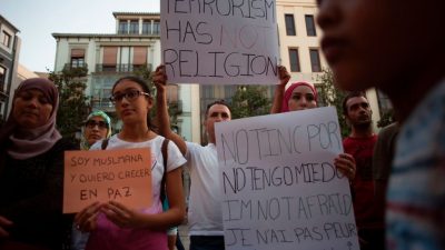 „Ich bin Muslim und will in Frieden leben“: Spanische Muslime demonstrieren gegen Gewalt