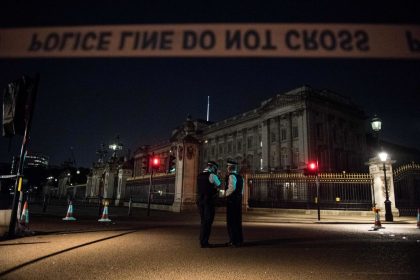 Mann nach Angriff auf Polizisten vor Buckingham-Palast festgenommen – Zwei Verletzte