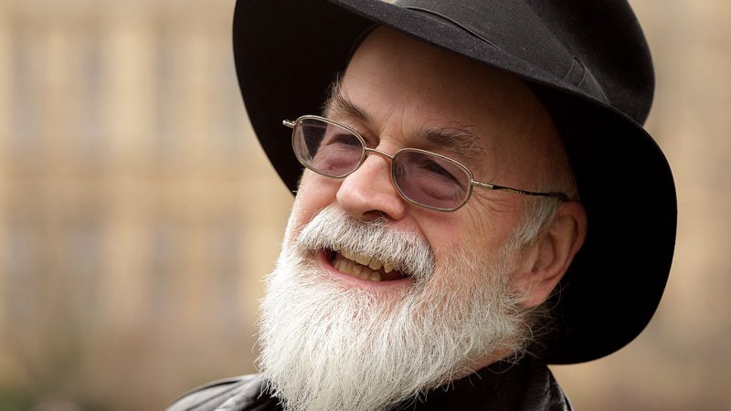 Terry Pratchetts Manuskripte mit Dampfwalze zerstört – letzter Wunsch des Autors