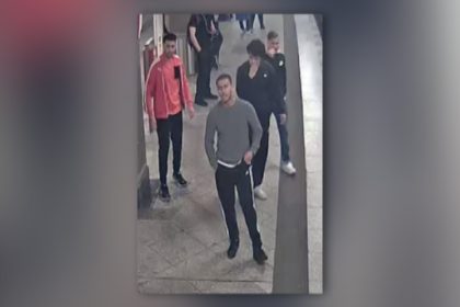 Obdachlosen brutal verprügelt: Berliner Polizei sucht mit Überwachungsbildern nach U-Bahn-Schlägern