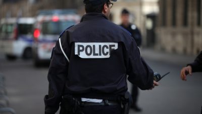 Berichte: Auto fährt in Marseille in Bushaltestellen