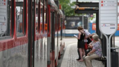 14 Prozent der Erwerbstätigen nutzen öffentliche Verkehrsmittel