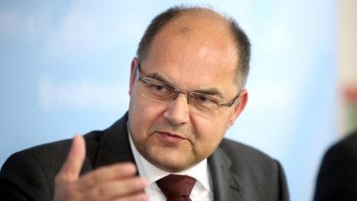 Eier-Skandal: Landwirtschaftsminister Schmidt weist Kritik zurück