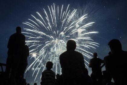 Japan-Feuerwerk in Düsseldorf: 14-Jährige belästigt, helfenden Familienvater (48) niedergestochen – Polizei verhaftet junge Männer