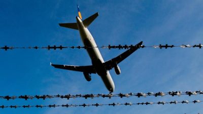 Betrug aufgedeckt: Zwei Männer wollten getarnt als Ehepaar nach Wien fliegen