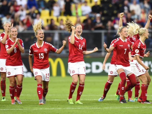 Die dänischen Spielerinnen gewinnen das Elfmeterschießen gegen Österreich. Foto: Ermindo Armino/dpa
