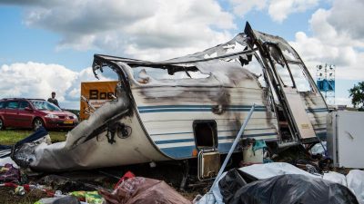 Mölln: Zwei Leichen in zwei ausgebrannten Wohnwagen gefunden