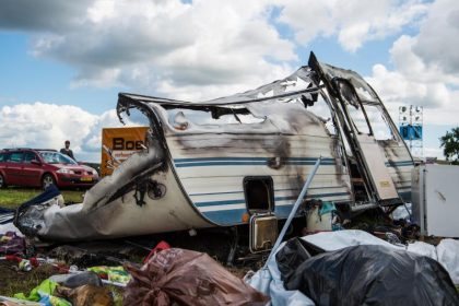 Mölln: Zwei Leichen in zwei ausgebrannten Wohnwagen gefunden