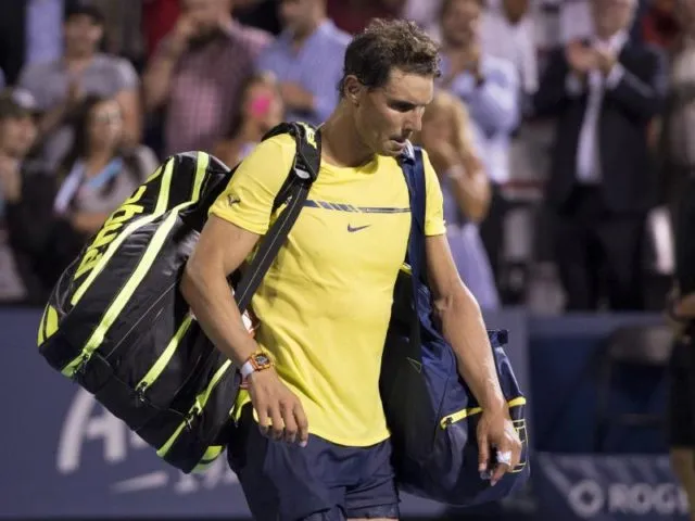 Rafael Nadal verlässt nach seiner überraschenden Niederlage den Platz. Foto: Paul Chiasson/dpa