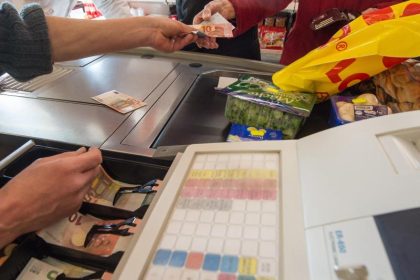 Statt Geldautomat: Fast 1.000 Euro von der Supermarktkasse abheben