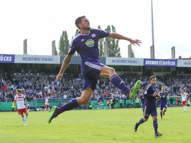 Marc Heider feiert das 2:0 für Osnabrück. Foto: Friso Gentsch/dpa