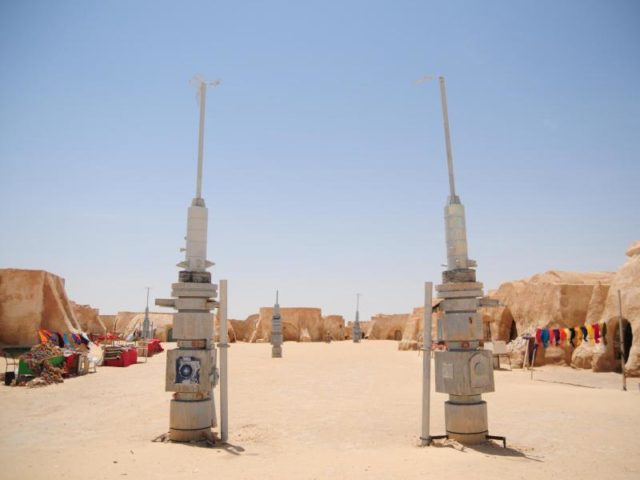 Zwei futuristische Vaporisatoren am Eingang zum Star Wars-Filmset "Mos Espa" in Tunesien. Foto: Simon Kremer/dpa