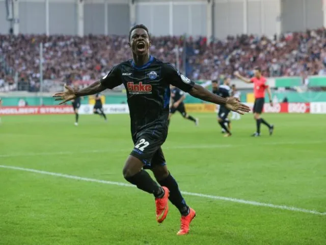 Der Paderborner Christopher Antwi-Adjej feiert seinen Treffer zum 2:0 gegen St. Pauli. Foto: Friso Gentsch/dpa
