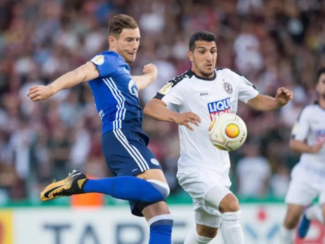 Schalkes Leon Goretzka schlägt den Ball vor Ugurtan Cepni (r) vom BFC Dynamo weg. Foto: Annegret Hilse/dpa