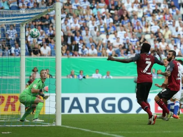 Der Kopfball von Hanno Behrens (nicht im Bild) prallt von der Latte unhaltbar für Duisburgs Keeper Mark Flekken (l) ins Tor. Foto:&nbsp;Ina Fassbender/dpa