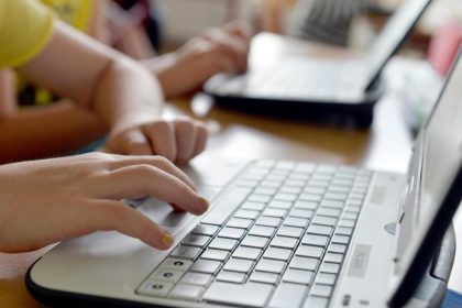 „Digitalpakt Schule“: Bildungsministerin besteht auf Grundgesetzänderung