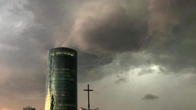 Unwetter stoppte in Frankfurt am Main zeitweilig Bahn- und Flugverkehr + Video