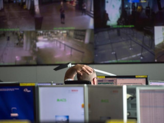 Ein Mitarbeiter der integrierten Leitstelle sitzt in Frankfurt am Main vor den Bildschirmen. Dort beobachten Mitarbeiter von Fraport, vom Zoll und der Bundespolizei die Abläufe am Airport. Foto: Andreas Arnold/dpa