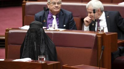 Australien: Rechts-Politikerin fordert Burka-Verbot und kommt vollverschleiert ins Parlament