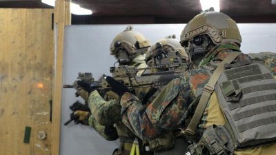 Scholz bei Bundeswehr-Spezialkräften: Müssen mehr für die Landesverteidigung tun