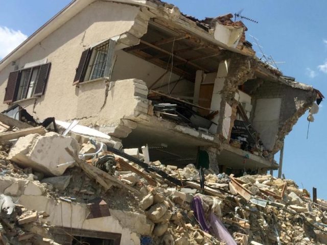 Blick auf Trümmer in der Sperrzone des Zentrums der vor einem Jahr bei einem Erdbeben zerstörten Stadt Amatrice aufgenommen am 01.08.2017. Foto: Annette Reuther/dpa