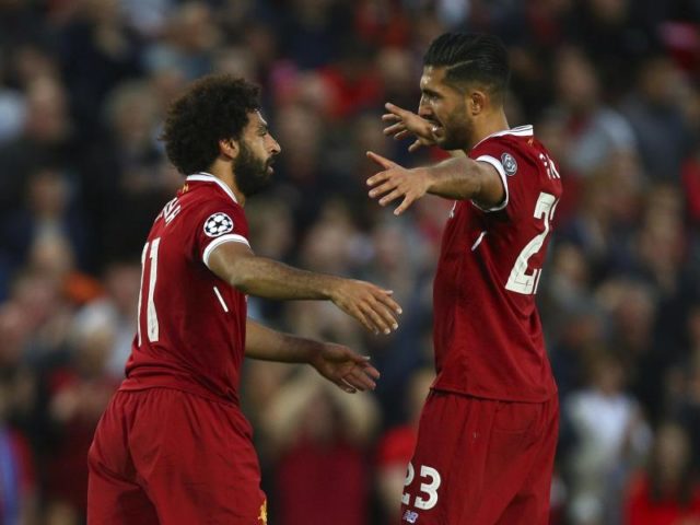 Liverpools Mohamed Salah (l) jubelt mit Teamkollege Emre Can über seinen Treffer zum zwischenzeitlichen 2:0. Foto: Dave Thompson/dpa