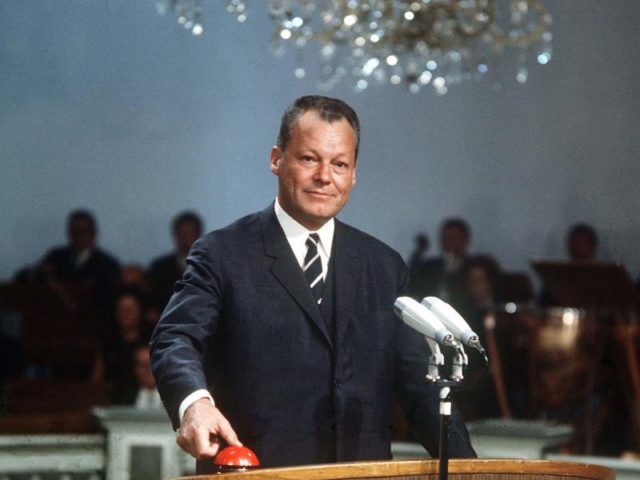 Am 25. August 1967 gab der damalige Vize-Kanzler Willy Brandt den Startschuss zum Farbfernsehen. Foto: Wille Gutberlet/dpa
