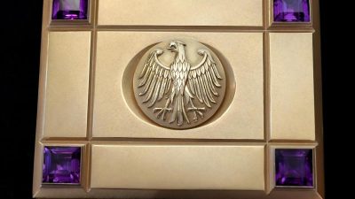 Helmut Schmidts Zigarettenschatulle wird versteigert