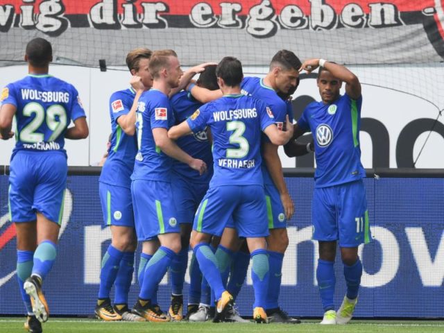 Die Wolfsburger Spieler jubeln nach dem Tor zum 1:0 durch Daniel Didavi (r.). Foto: Arne Dedert/dpa
