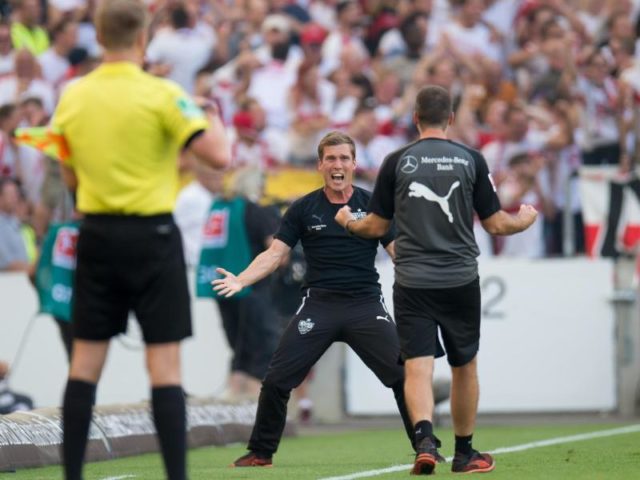 Stuttgarts Trainer Hannes Wolf bejubelt das Tor zum 1:0 durch Neuzugang Holger Badstuber. Foto: Deniz Calagan/dpa