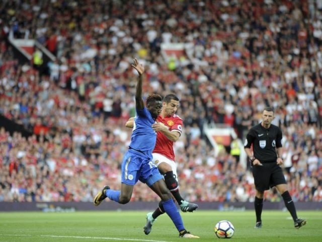 Manchester Uniteds Henrikh Mkhitaryan (r) und Leicesters Wilfred Ndidi im Zweikampf. Manchester gewann mit 2:0. Foto: Rui Vieira/dpa