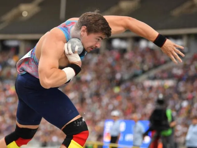 David Storl stieß die Kugel im dritten Versuch auf 21,11 Meter und gewann den Kugelstoß-Wettbewerb beim ISTAF. Foto: Hendrik Schmidt/dpa