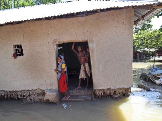 Dorfbewohner Mitte August im indischen Bihar in ihrem überfluteten und zerstörten Haus. Foto: Aftab Alam Siddiqui/dpa