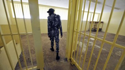 Gefängniswärter soll Haupttor für Häftlinge in Elfenbeinküste aufgesperrt haben
