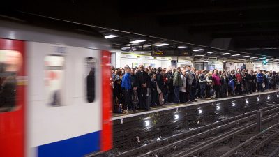 Terroranschlag in Londoner U-Bahn-Zug: Fahndung nach Tätern angelaufen