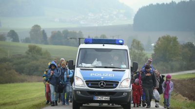 Bayerns Innenminister will abgelehnte Asylbewerber nicht einsperren, um Abtauchen zu verhindern