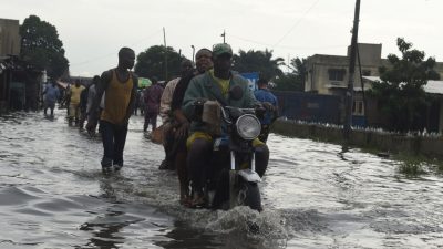 Überschwemmungen in Nigeria: Mehr als 100.000 Menschen auf der Flucht