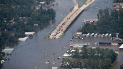 Weiterhin dramatische Rettungsaktionen in US-Überschwemmungsgebieten – Trump will eine Million Dollar spenden