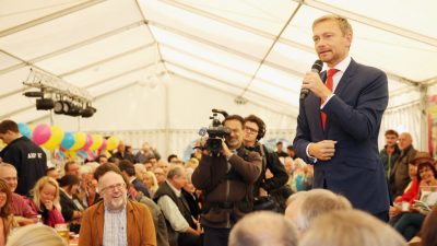 Politischer Schlagabtausch beim Gillamoos-Volksfest in Niederbayern