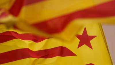 „Spanien ist besser als seine Führer“: Krise um Katalonien treibt Menschen in ganz Spanien auf die Straßen