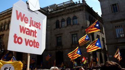 Nach Polizei-Razzia: Tausende Katalanen demonstrieren gegen Zentralregierung in Madrid