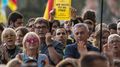 Wut auf Madrid eint Katalanen – Regierungsmitarbeiter festgenommen, zehn Millionen Wahlzettel beschlagnahmt