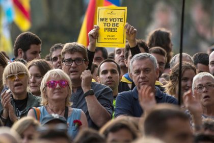 Wut auf Madrid eint Katalanen – Regierungsmitarbeiter festgenommen, zehn Millionen Wahlzettel beschlagnahmt