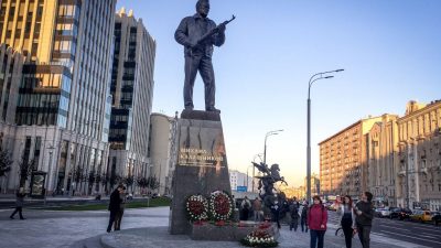Kalaschnikow-Denkmal in Moskau zeigt fälschlicherweise Wehrmachts-Gewehr