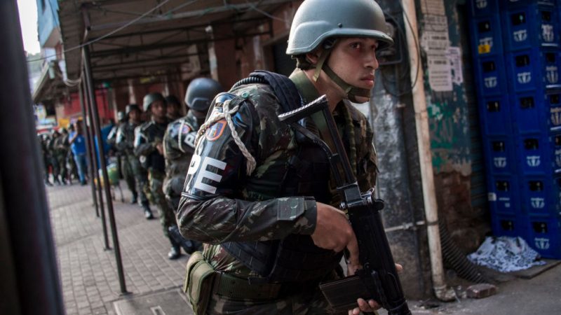 Kampf gegen Drogenschmuggler: Brasiliens Armee rückt in Armenviertel in Rio ein (+ VIDEO)