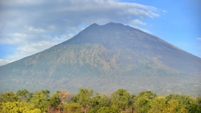 Vulkan brodelt auf Bali: Mehr als 14.000 Anwohner mussten fliehen