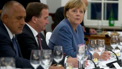 EU-Gipfel: Demonstranten protestieren gegen Massenzuwanderung und Merkel