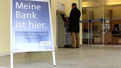Zeugen hatten „andere Dinge im Kopf“: Geldstrafen im Prozess gegen Bankkunden wegen unterlassener Hilfeleistung